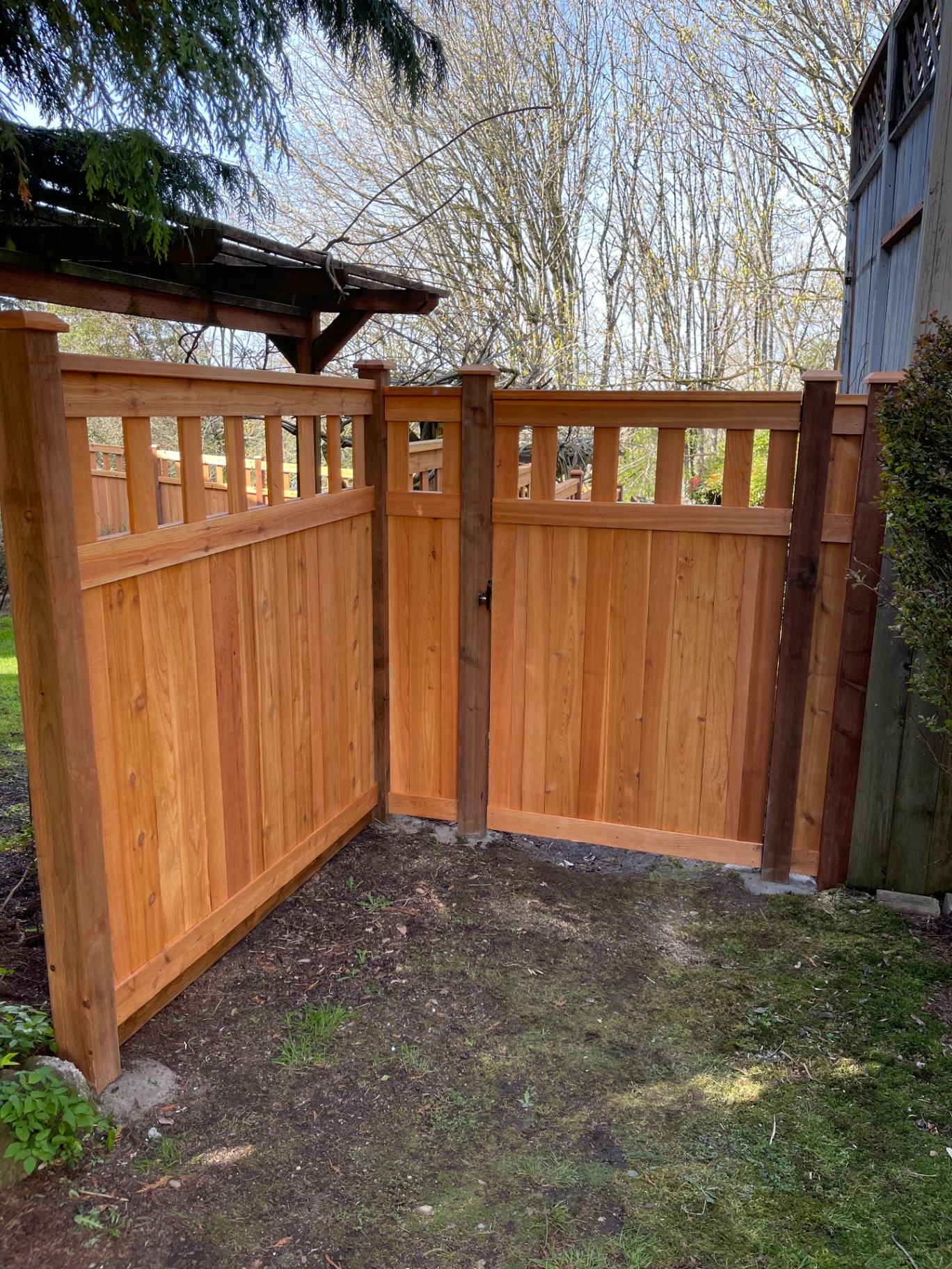 Double gate with craftsman style alternating board design