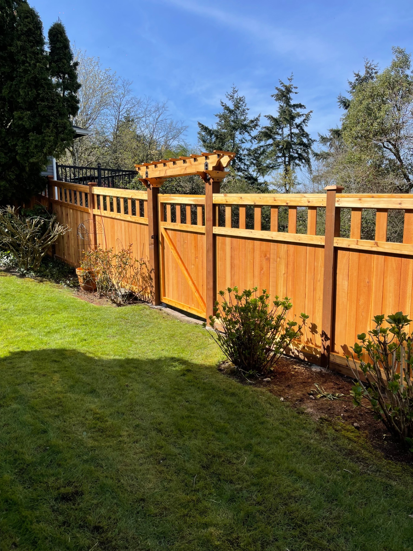 Cedar craftsman fence with pergola and alternating board pattern