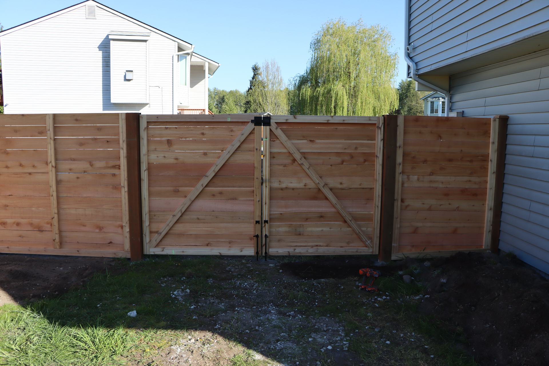 Horizontal fence gate with diagonal bracing