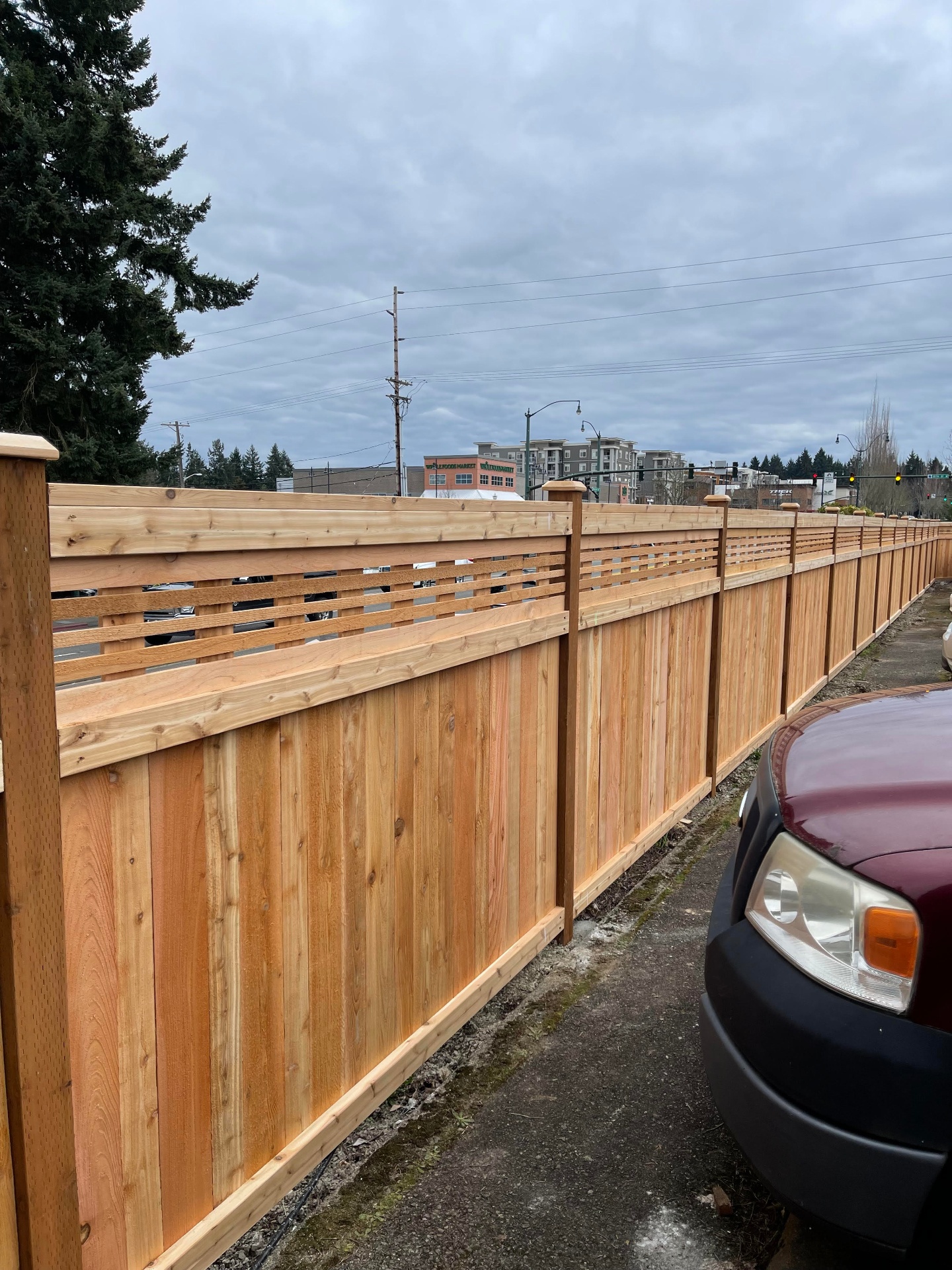 Horizontal lattice fence with full 5/8 inch thick lattice strips