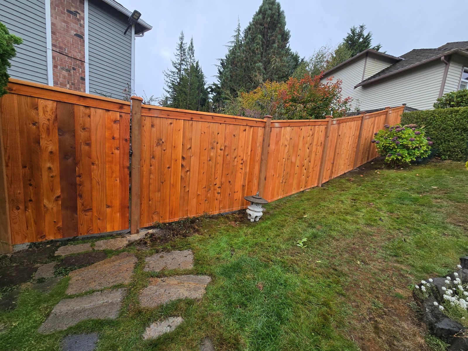 Modified cedar picture frame privacy fence with gate installed in Federal Way, WA, photo 03