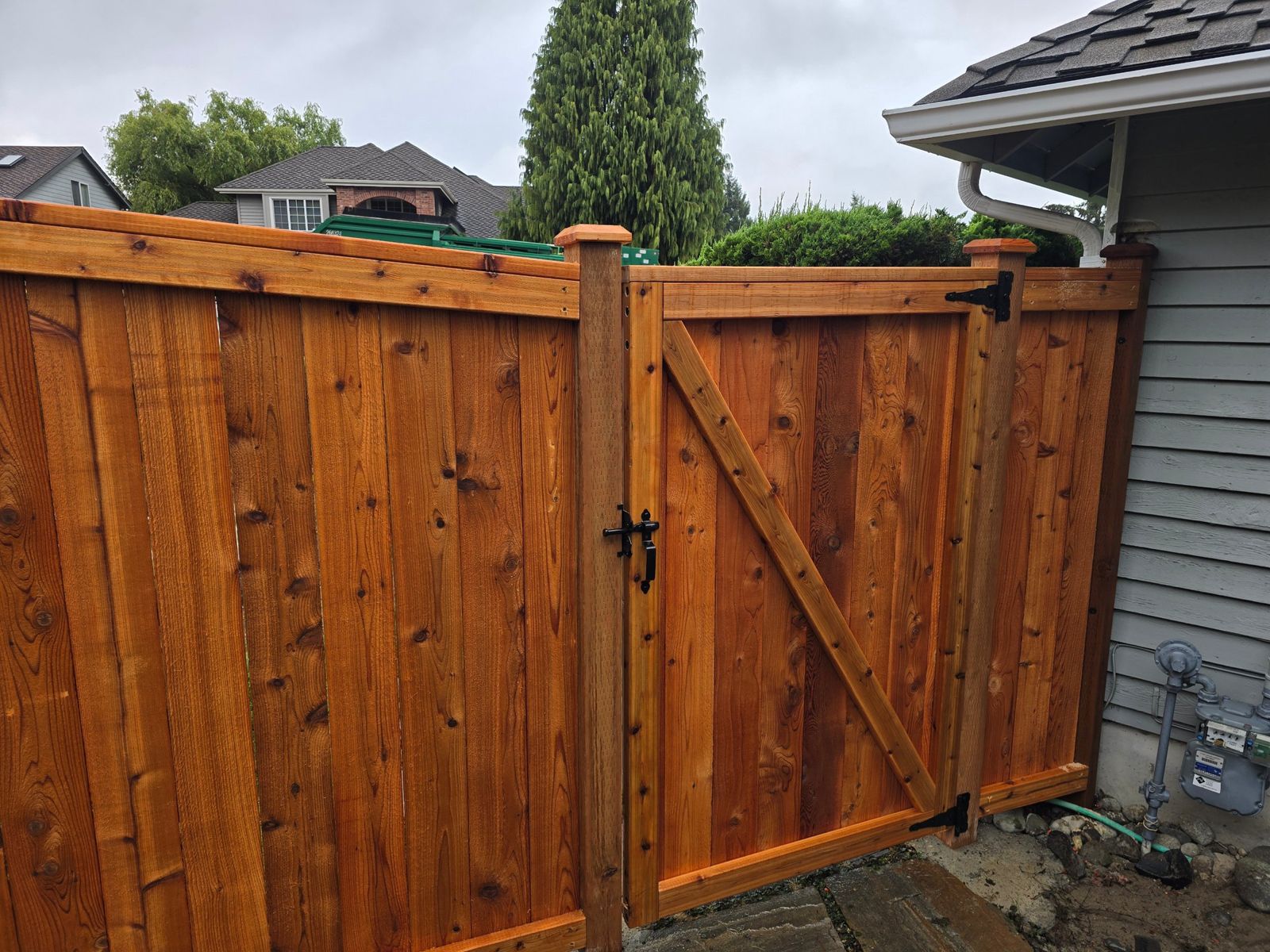 Modified cedar picture frame privacy fence with gate installed in Federal Way, WA, photo 06