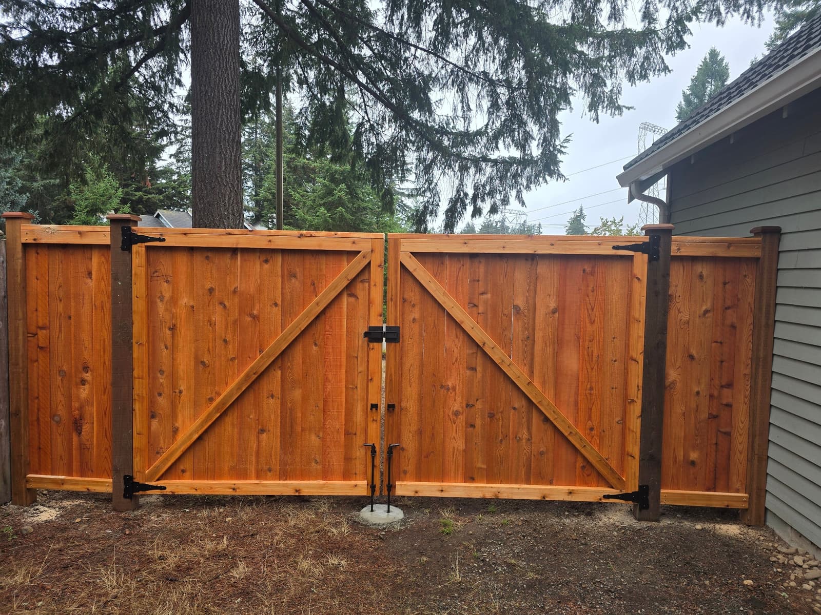 Penofin stained cedar picture frame double gate with black hardware in Kent, WA