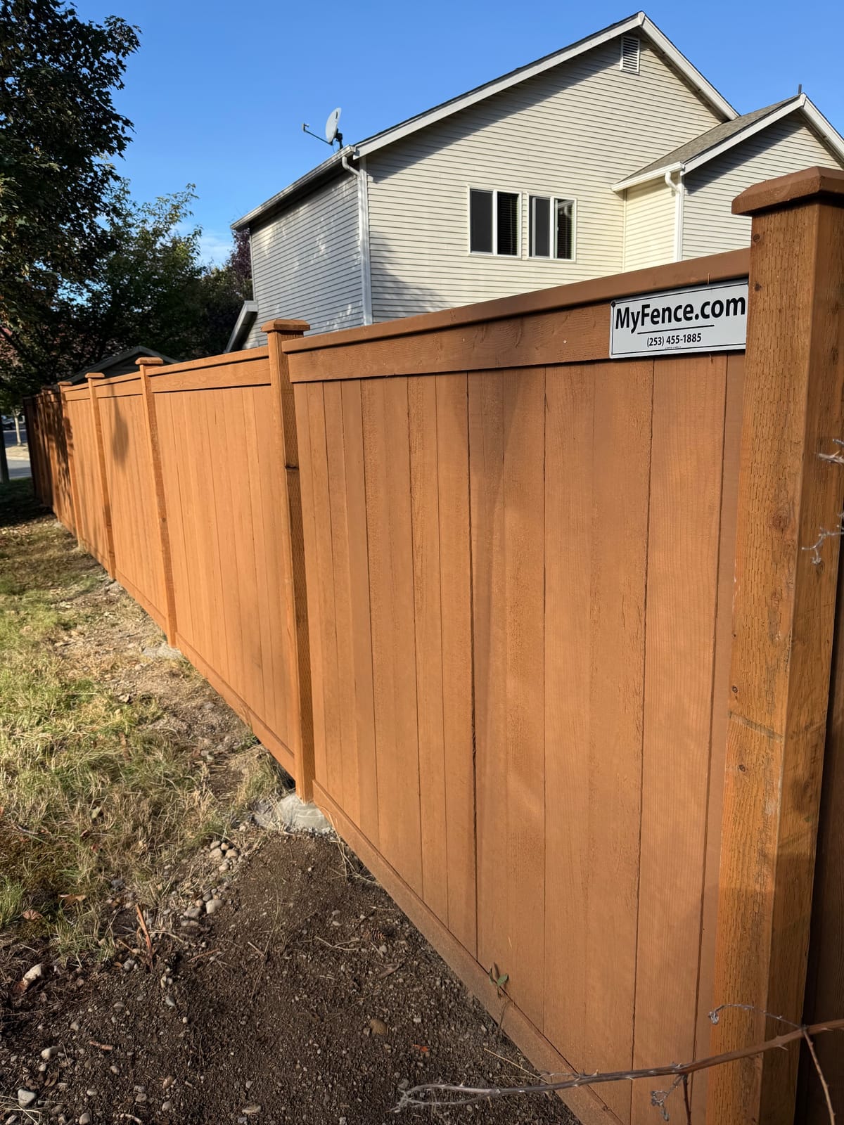 Rodda Manor stained cedar picture frame fence corner in Maple Valley, WA